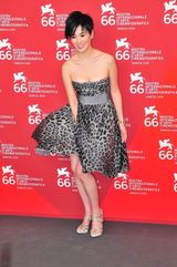 策划：裸奔弱爆！影节红毯九怪 囧脸露臀钻裙底