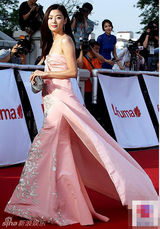 组图：全智贤百想低胸绣花粉裙唯美 金秀贤呆萌