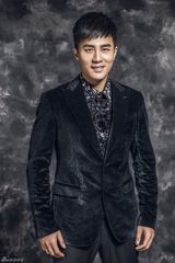 组图：杜淳质感大片演绎雅痞风另类潮范儿