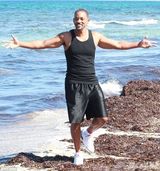 组图：威尔史密斯海滩遭围堵 女粉丝裸上身狂追