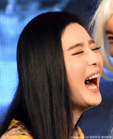 组图：范冰冰豪放撩裙险走光 黄晓明表情搞笑