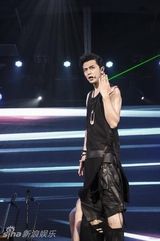 组图：黄鸿升中央车站开唱 展现优质偶像实力