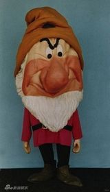 组图：迪士尼乐园旧照诡异 网友称被米老鼠吓哭