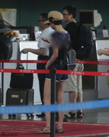 组图：韩寒与王珞丹同机分别现身 低头痴玩手机