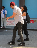 组图：帕丁森与神秘女现身街头 被疑已另有新欢