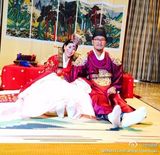 组图：许茹芸婚礼现场热吻老公 彭顺李心洁亮相