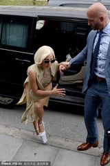 组图：Lady Gaga踩恨天高现身 险摔倒一脸尴尬