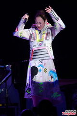 组图：看王菀之演唱会72变！泳装透视钢管舞