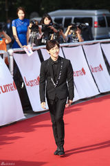 独家高清：又是一年百想红毯 众星云集争奇斗艳