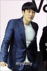 组图：赵寅成等现身釜山车展 看完帅男看车模