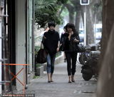 组图：马伊琍与友人喝下午茶 忘掉不快亲密热聊