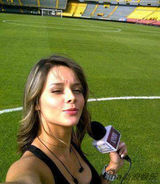 组图：哥伦比亚美艳记者抢镜 被评为世界杯女神