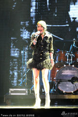 组图：A-Lin唱江蕙经典串烧 妆容妖艳美腿全露