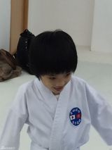 组图：吴镇宇儿子练空手道 蹲马步不忘吐舌卖萌