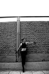 组图： 张欣奕骑哈雷拍写真 中性装扮酷劲十足