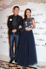 组图：邝美云陈法蓉等出席晚宴  女星抛胸斗艳