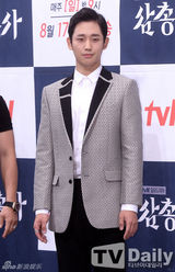 组图：郑容和出席发布会 帅气西装似王子