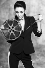 组图：柳岩曝中性硬朗写真 铿锵玫瑰帅气干练