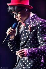 组图：张杰个唱努力玩时尚 中弹装花长袍上身