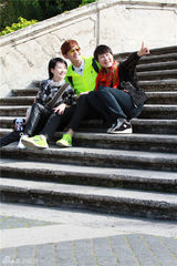 组图：许晴与华晨宇海边合影 姐弟异国秀温情