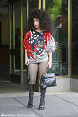 组图：Lady Gaga粗眉爆炸头大玩美式复古风