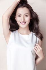 组图：卓煜茜清丽写真曝光 俏皮可爱笑容甜美