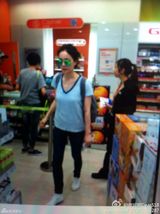 组图：王菲携李嫣现香港 注视女儿母爱爆棚