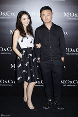 组图：高圆圆复古抹胸连体伞裙 酷感优雅亮相