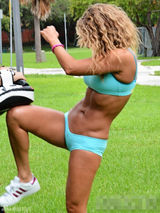 组图：美女教练珍妮弗踢腿秀肌肉 浑然不知激凸