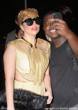组图：Gaga霸气埃及艳后装出街 与粉丝合影高冷