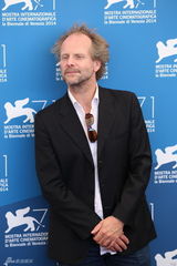 组图：威尼斯评委齐亮相 陈冲美艳搭蒂姆-罗斯