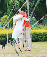 组图：梁咏琪孕相明显 与老公恩爱散步难掩幸福