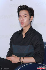 组图：李敏镐与粉丝互喂食 喜欢小鸟依人型女生