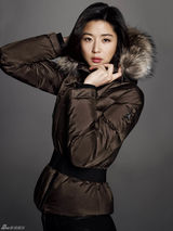 组图：全智贤玉泽演(2PM)等户外写真 展运动时尚