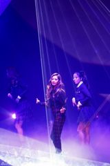 独家：少女时代TTS热辣献唱 下叉劈腿秀舞功