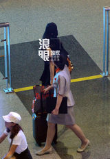 独家：范冰冰与李治廷回京 分别出门乘车离去