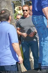 组图：《敢死队3》记者会 众硬汉坐坦克驾到