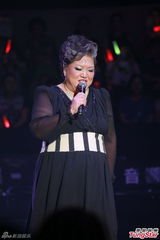 组图：张智霖开唱裸身美女环伺 袁咏仪领衔助威