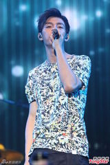 组图：炎亚纶演出人气爆棚 自曝好身材下次再秀