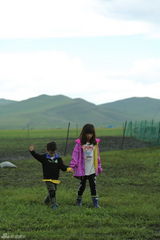 组图：爸爸2张亮黄磊拼厨艺 萌娃草原比摔跤