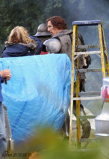 组图：卷福拍剧片场照曝光 长脸颜艺帝表情丰富