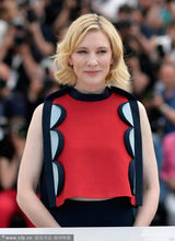 组图：布兰切特撑《驯龙高手2》 龙牙上衣超萌