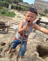 组图：萌娃工地销魂唱摇滚爆火 自曝喜欢萧敬腾