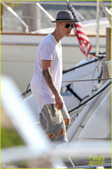 组图：比伯与好友游艇度假 裸上身露纹身