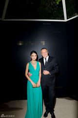 组图：姚星彤布鲁尼同台看秀 热聊甚欢