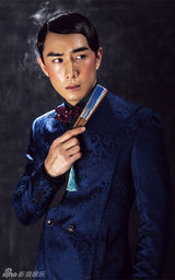 组图：戚薇男友李承铉阴柔写真 浓妆涂红脸蛋