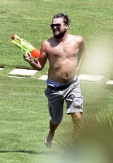 组图：莱昂纳多扭肥腰戏猛男 无需PS也看醉了