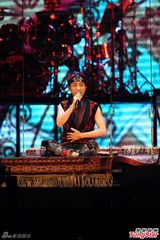 组图：多变哈林(庾澄庆)唱金曲 登小巨蛋万人同欢