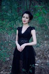 组图：司珂华空降山林之颠 黑色蕾丝展神秘魅惑