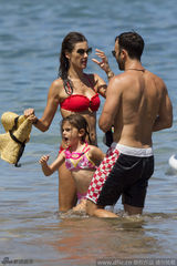组图：安布罗休携女儿海边度假 穿比基尼秀美臀